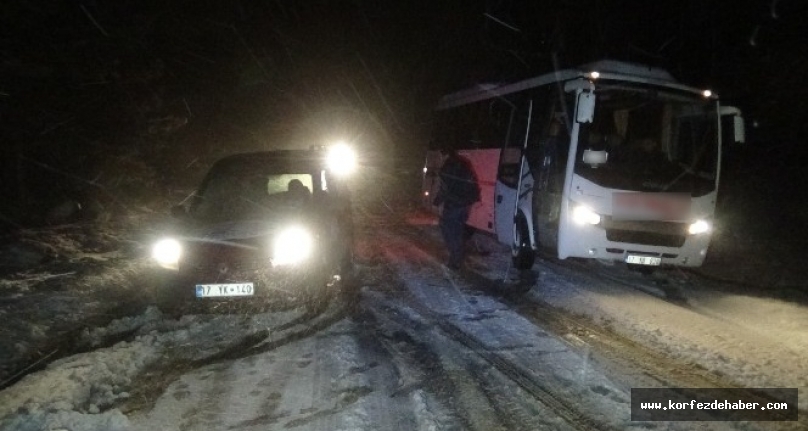 Kazdağları'nda kar nedeniyle onlarca araç yolda mahsur kaldı