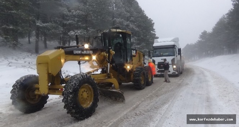 Kazdağları'nda kar yağışı trafiği olumsuz etkiliyor