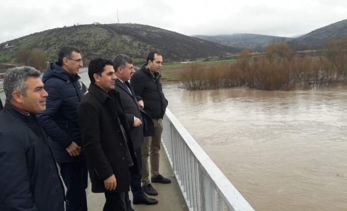 Kepsut’ta vatandaşlar dere taşmasına karşı uyarıldı