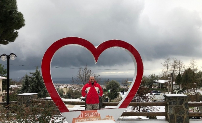 Kuzey Ege’nin turizm beldesi Altınoluk’a kar yağdı