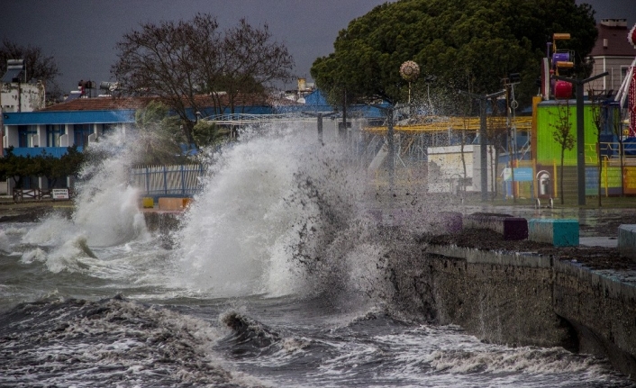Lodosun oluşturduğu dev dalgalar sahilleri dövüyor