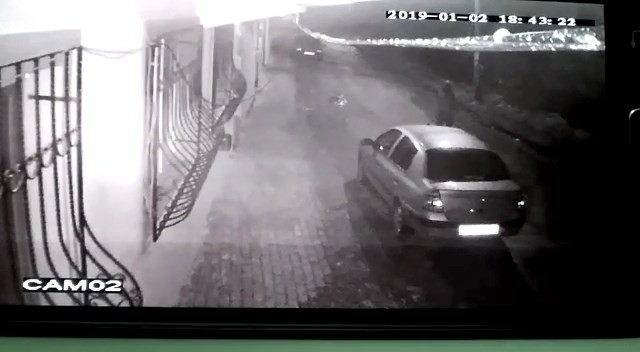 Mahalleyi sokağa döken ve polisi peşine takan hırsız güvenlik kamerasında
