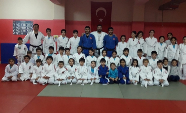 Milli judocular Bigadiç’te genç judoculara eğitim verdi