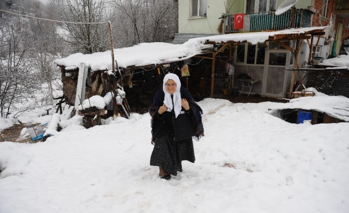 (Özel) 85 yaşında...Okuma öğrenmek için kar kış demiyor her gün 2 kilometre yürüyor