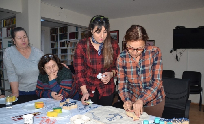 (ÖZEL) Bez torbaları tahta baskı ile süslüyorlar