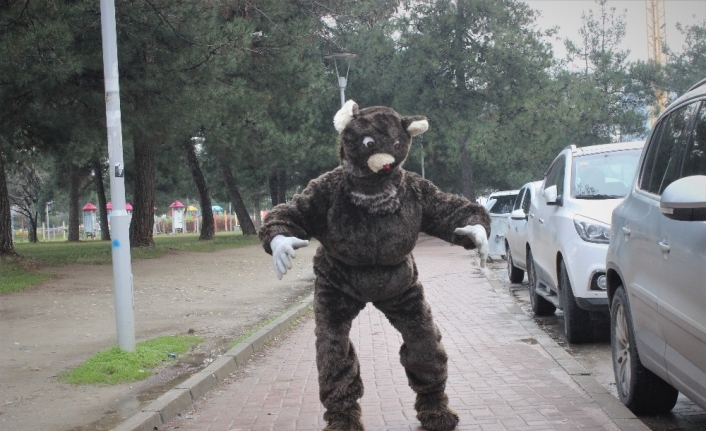 Bursa sokaklarında ayı dolaştı