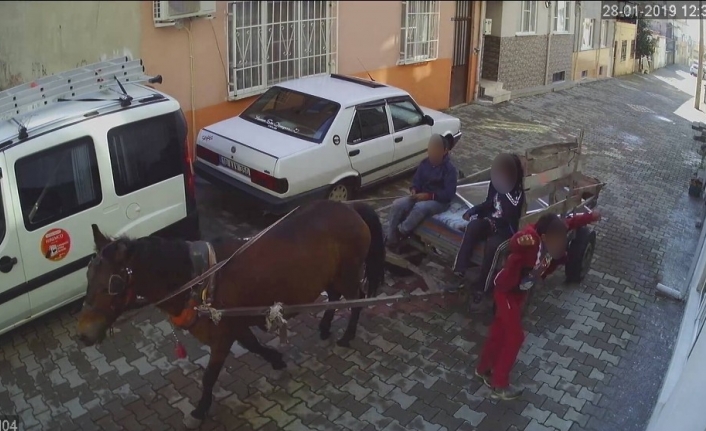 (Özel Haber) At arabalı çocuk hırsızlar güvenlik kamerasına böyle yakalandı
