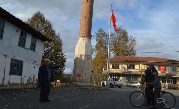 Camisiz minareyi görenler şaşırıyor