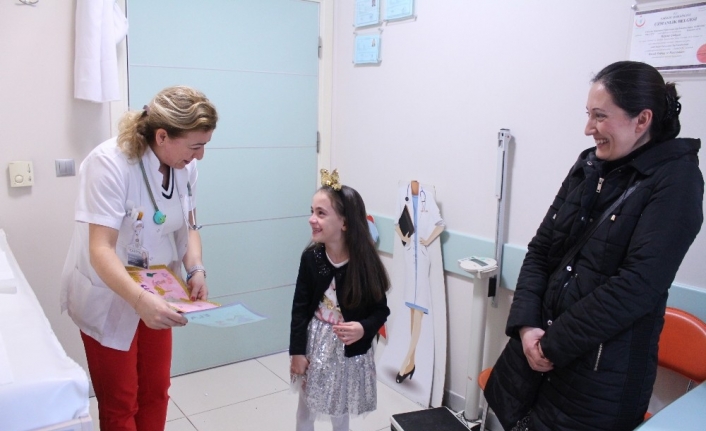 Kahraman bebek Ela, doktorlarını ziyaret etti