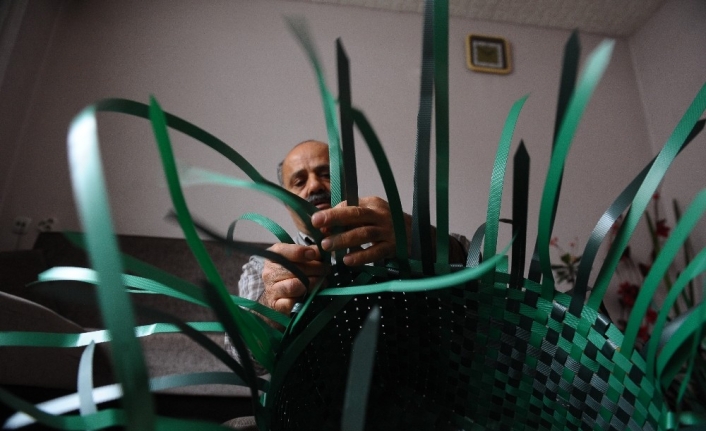 Sokaktan topladığı koli bağlarından pazar çantası yapıyor