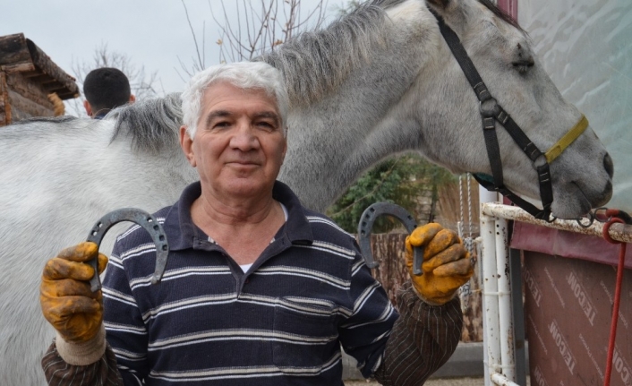 Tekmeler yedi, alt dişleri döküldü, ama atlara olan sevgisi hiç bitmedi