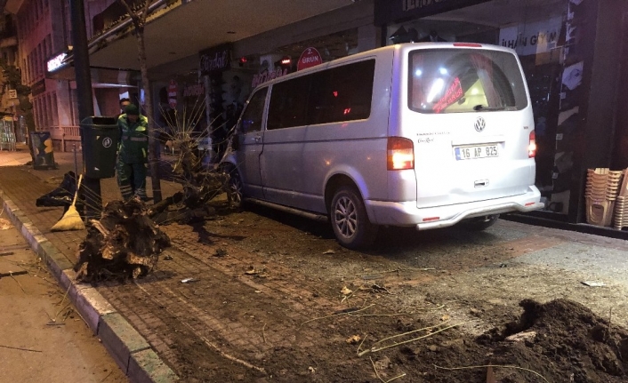 Trafik polisine vurmaya çalışan alkollü sürücüyü vatandaşlar linç etmek istedi