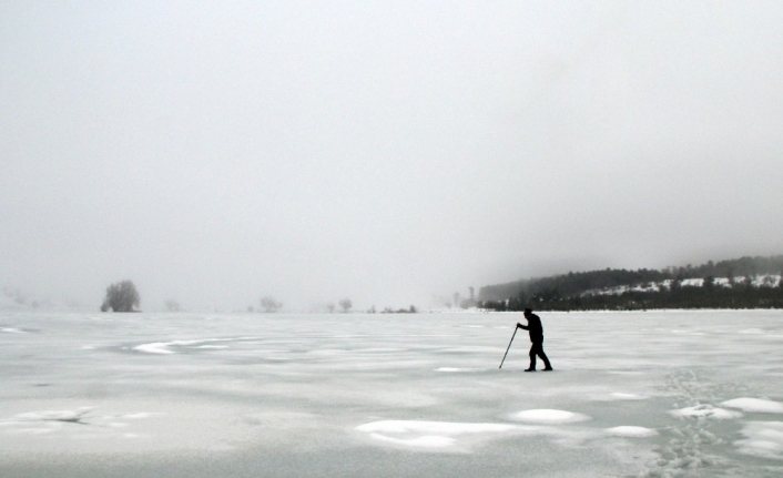 Uludağ’ın eteğinde muhteşem güzellik...Buz tutan göletin üzerinde metrelerce yürüdü