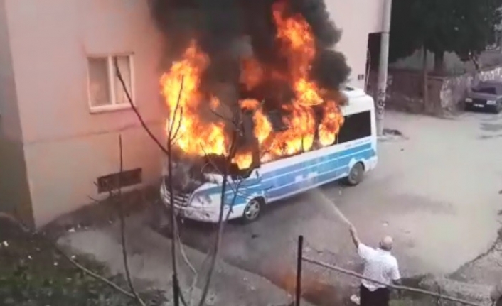 Park halindeki minibüs alev alev yandı