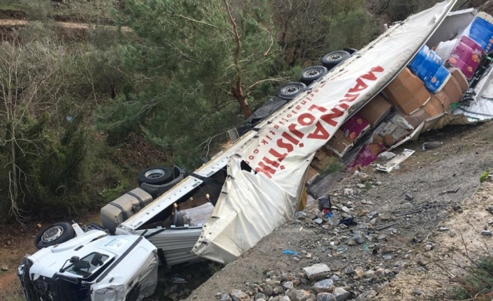 Selçuk’ta Tır şarampole uçtu, 1 kişi ağır yaralandı