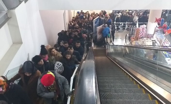 Sisten göz gözü görmüyor ama kuyruğun ucu bucağı yok