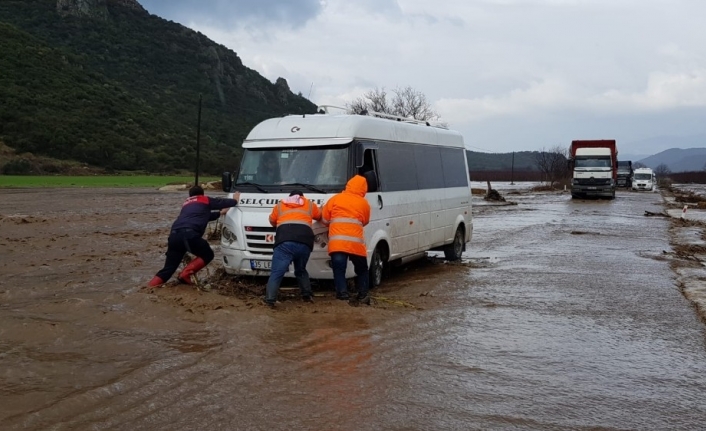 Tire’de sel felaketi, bölgede kriz masası kuruldu