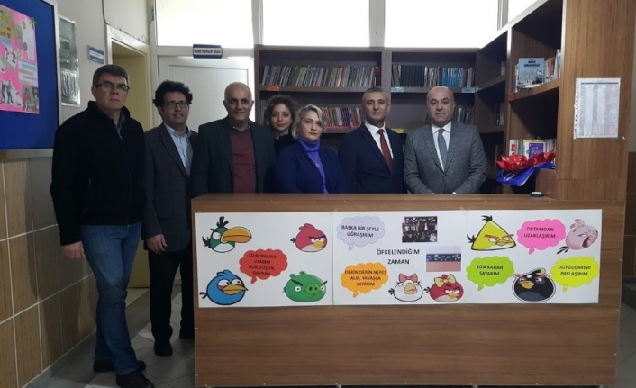 Topluma hizmet için gönüllü öğretmenlik yapıyorlar