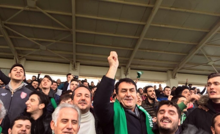 Tribünde bir başkan ve bir milletvekili...