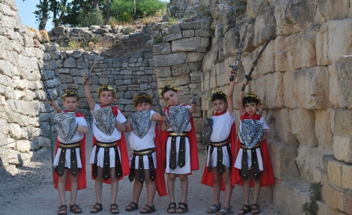 Troya için çocuklar oyuncu, anneleri ayakkabı ustası oldu