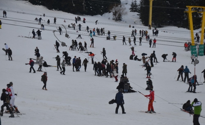 Uludağ’da 1 metre kar var...Tatilciler pistlere akın etti