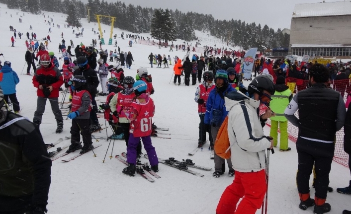 Uludağ’da düşe kalka kayak keyfi