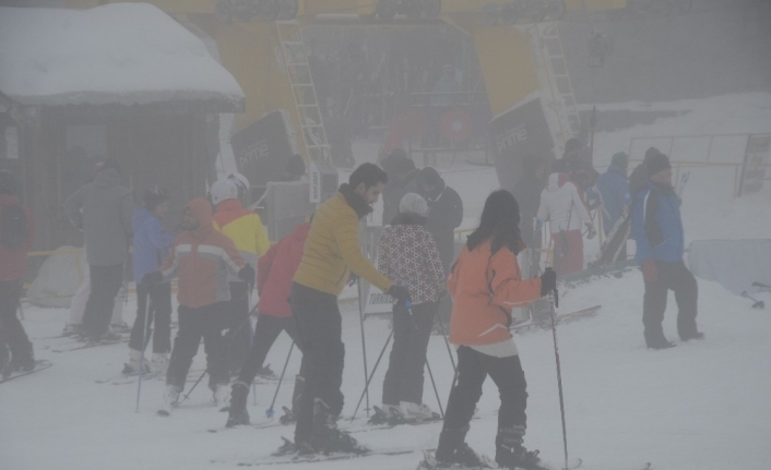 Uludağ’da yoğun sis görüş mesafesini 5 metreye düşürdü