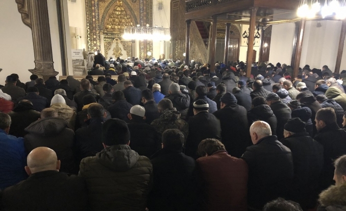 Yeni yılın ilk sabah namazında Ulu Cami doldu taştı