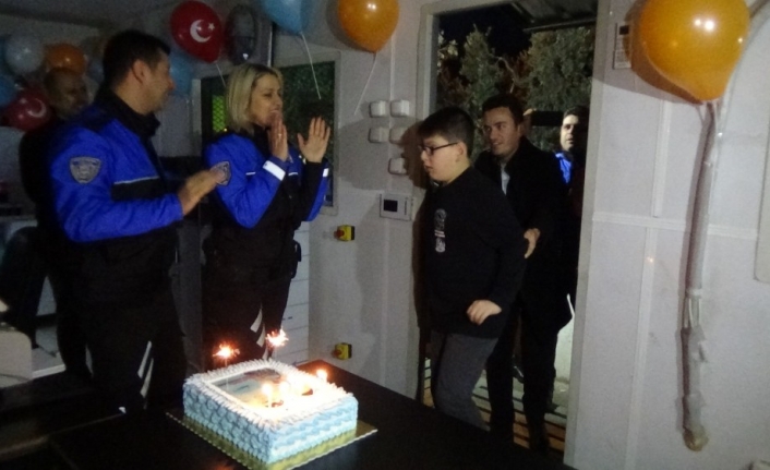 13 yaşındaki Utku’ya ceza bahanesiyle polis noktasında sürpriz doğum günü