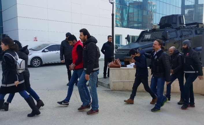 Arabanın tavanına saklanan uyuşturucuyu narkotik köpeği buldu