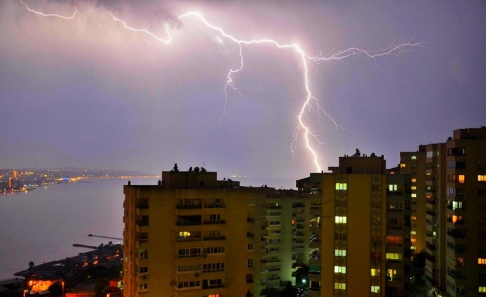 Art arda düşen yıldırımlar İzmir’i aydınlattı