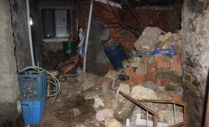 Ayvacık’taki depremde hasar gören binalara ekipler müdahale ediyor