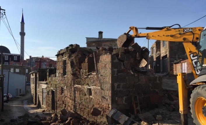 Ayvacık’taki depremde hasar gören binaların yıkımına başlandı