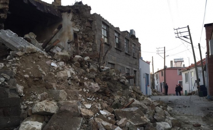 Ayvacık’taki depremin bilançosu gün ağarmasıyla gözler önüne serildi