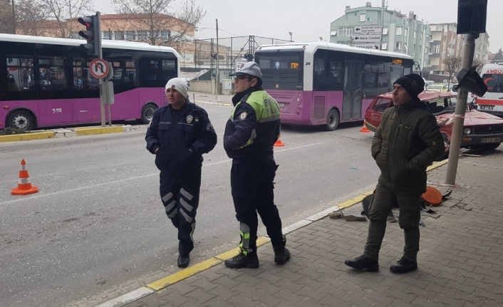 Balıkesir’de otobüs ile otomobil çarpıştı: 1 ölü