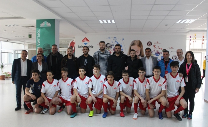 Bandırmaspor’un futbolcuları öğrencilerle buluştu