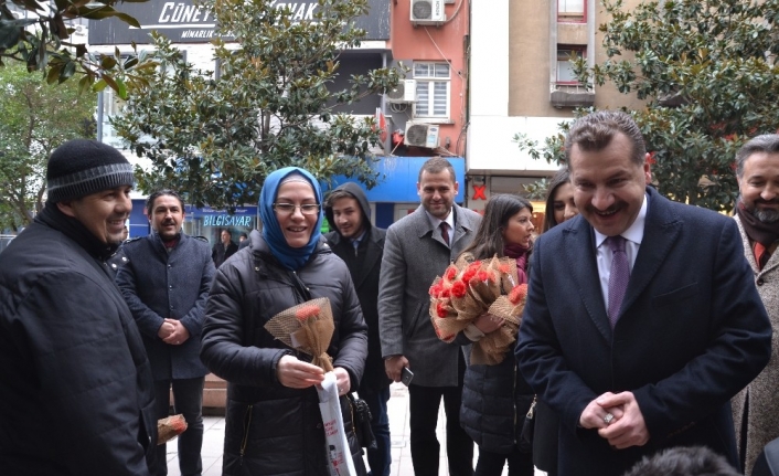 Başkan adayları seçim çalışmasında karanfil dağıttı