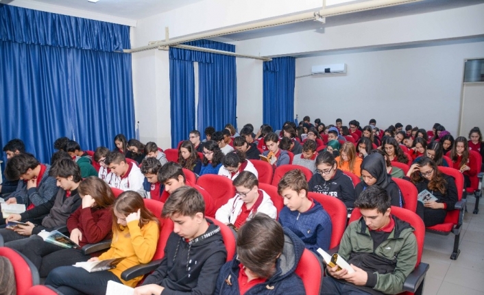 Başkan Özkan öğrencilerden kitap okuma sözü aldı