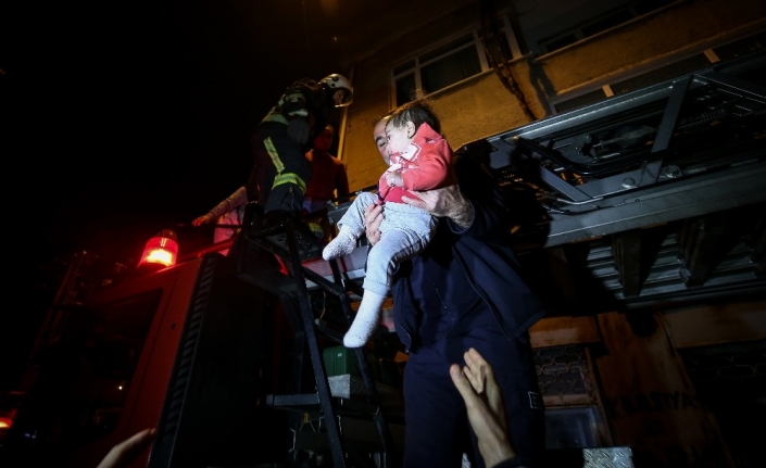 Beş katlı binada çıkan yangında 15 kişi mahsur kaldı