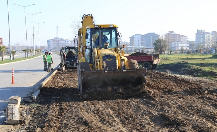 Burhaniye’de Melih Babuçcuoğlu Bulvarında çevre düzenlemesi