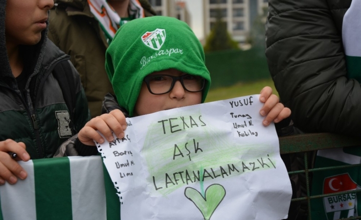 Bursasporlu futbolcular ile taraftarlar Sevgililer Günü’nde buluştu