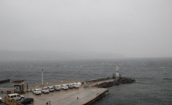 Çanakkale’de fırtına etkili oluyor: Boğaz kapatıldı