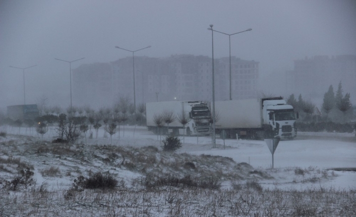 Çanakkale’de tipi ve fırtına karayolu ulaşımını da etkiliyor