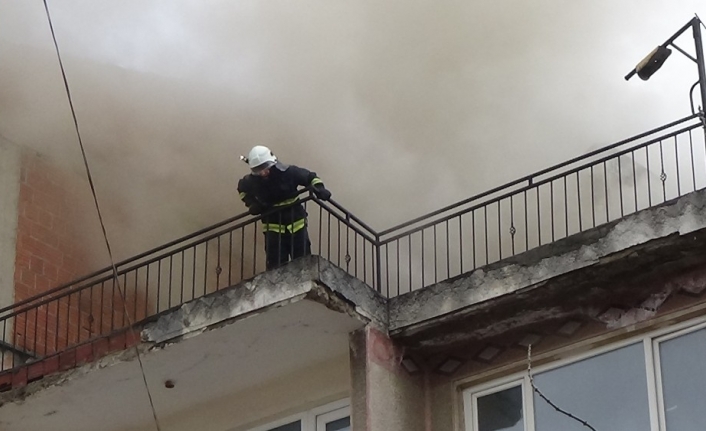 Çatı yangını mahalleliyi sokağa döktü