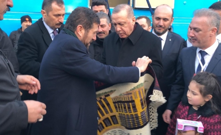 Cumhurbaşkanı Erdoğan’a Külliye İşlemeli Yağcıbedir halısı