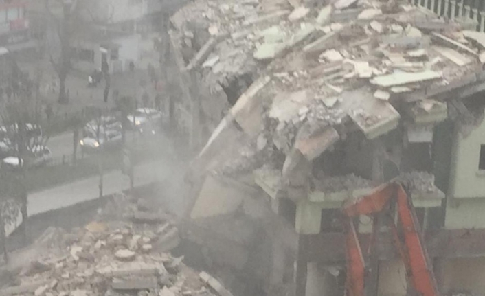 Deprem gibi yıkılma anı kameralara böyle yansıdı