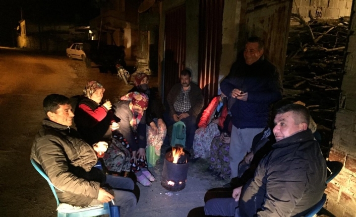 Depremden korkan vatandaşlar geceyi dışarıda geçiriyor