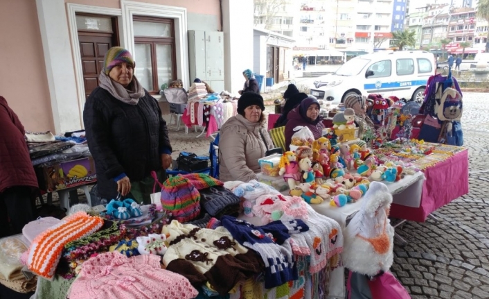 Emekçi kadınlar ürünlerini sergiliyor