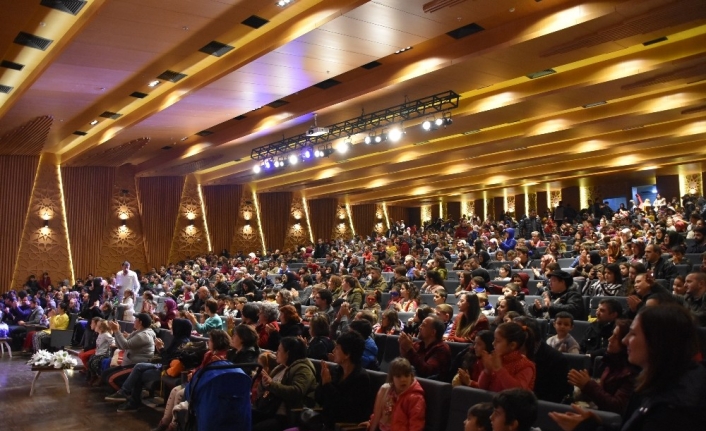 Gemlikli çocuklar tiyatroya doydu