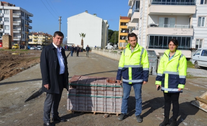 Gömeç’te kilit parke taş hamlesi tüm hızıyla sürüyor